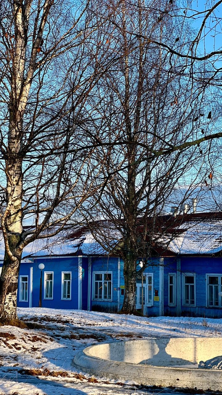 Голубой деревянный корпус санатория «Серёгово» зимой
