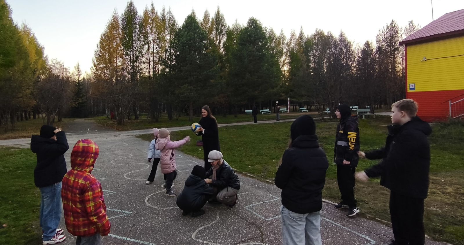 Вечерняя прогулка на территории санатория у леса