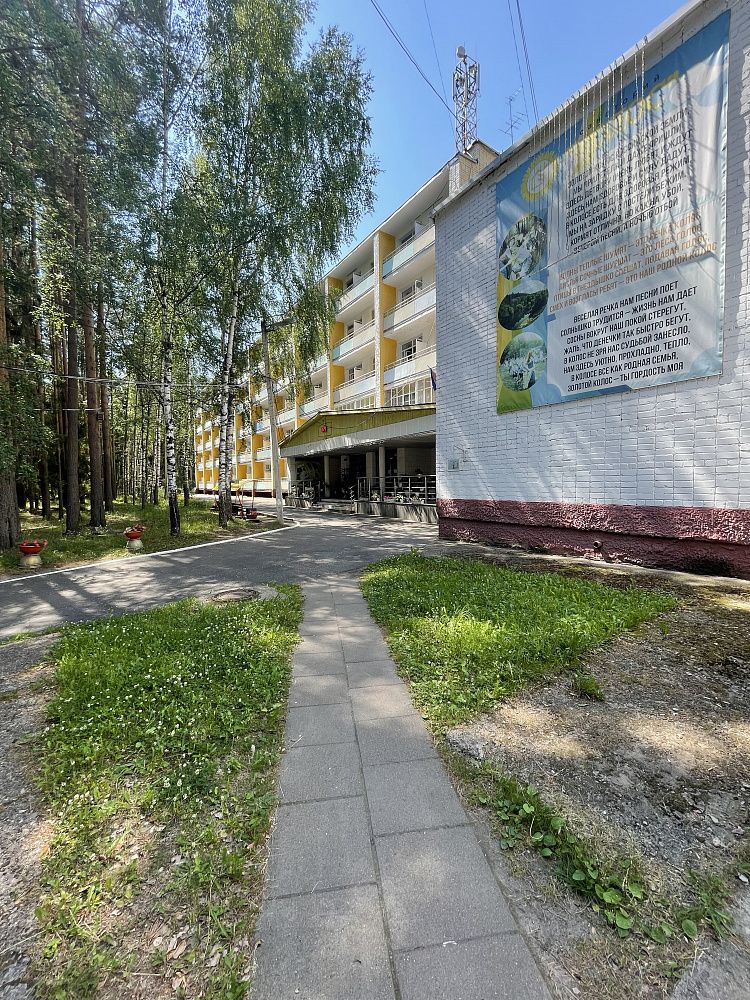 Спальный корпус среди берёз