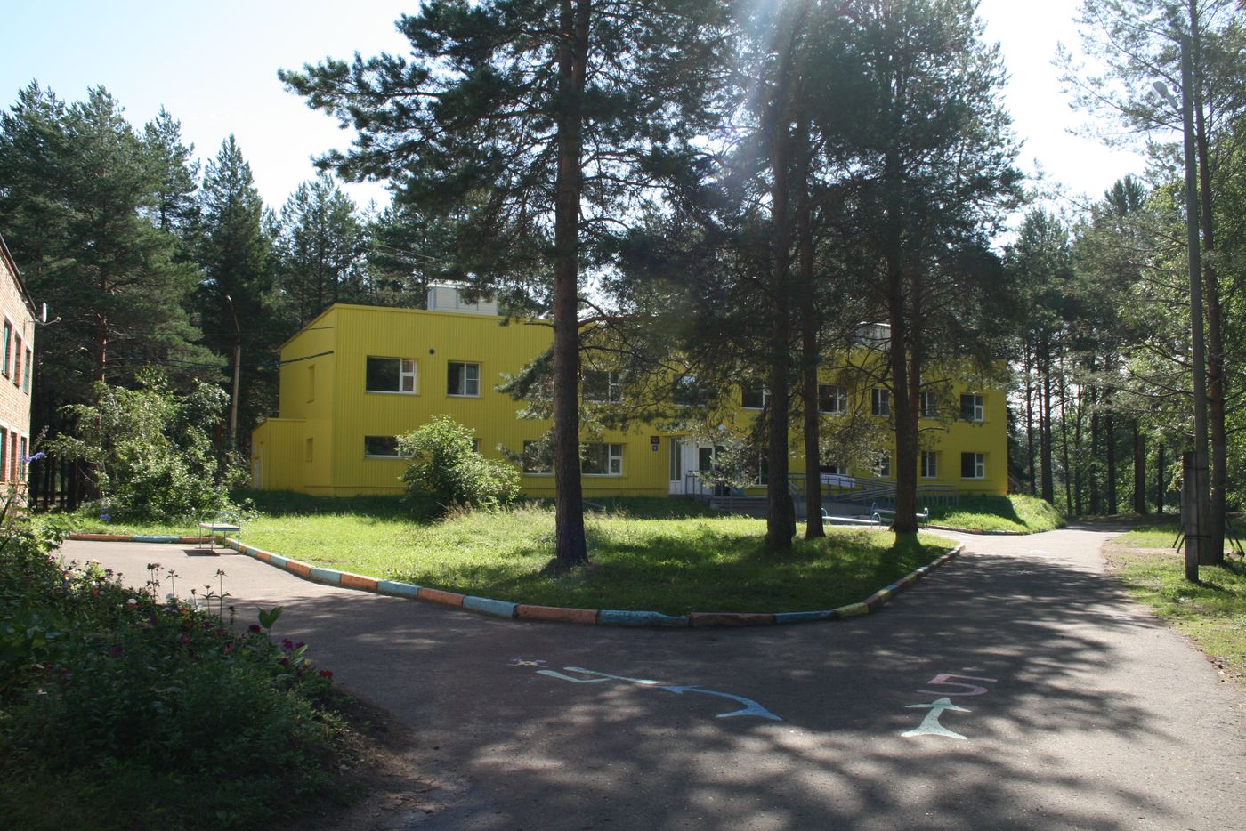 Корпус санатория среди сосен