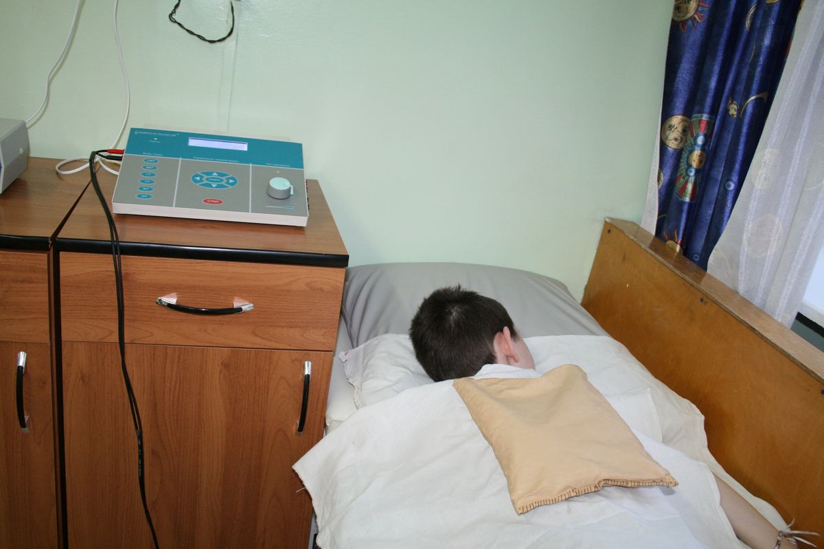 Ребёнок на процедуре теплолечения